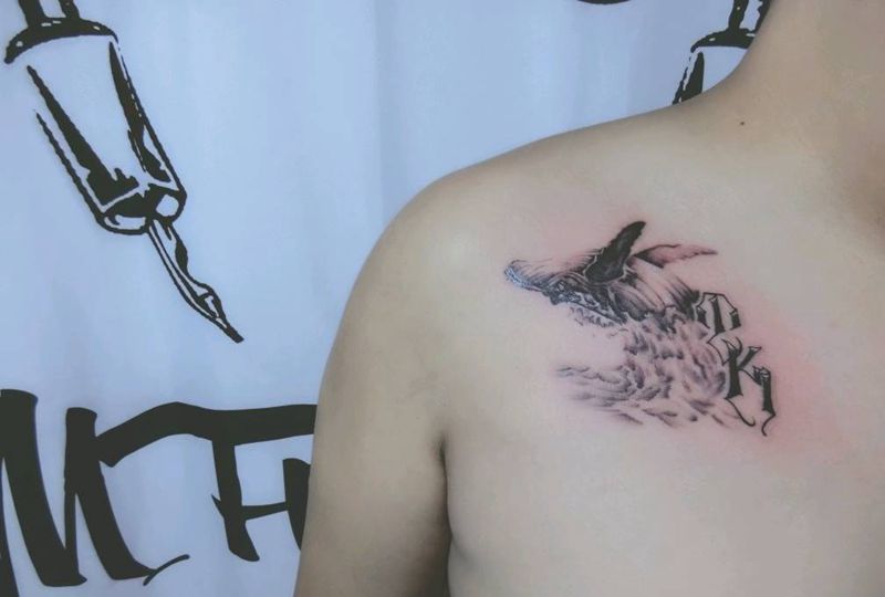 鲸纹身图片_胸部肩部纹身图案
