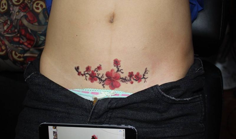 梅花 遮盖纹身图片_成品腹部传统清新写实国画习俗静物植物纹身图案