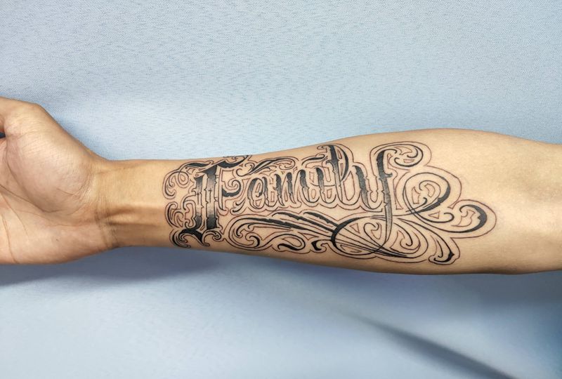 家庭纹身图片_手臂花体字纹身图案
