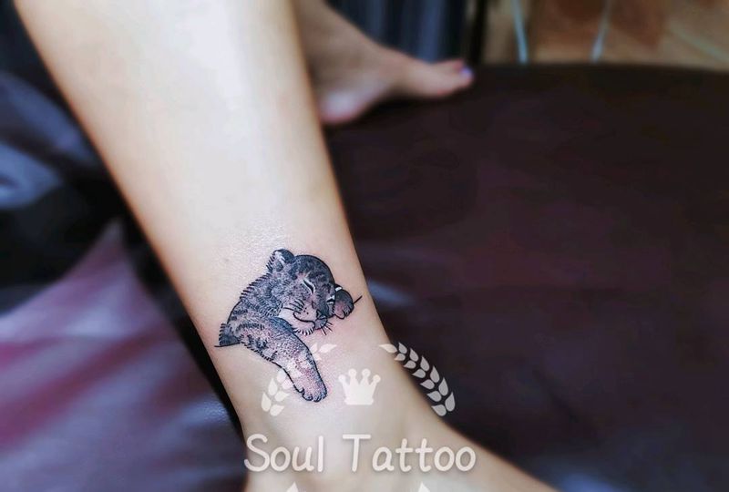 小脑斧纹身图片_脚部点刺小清新纹身图案