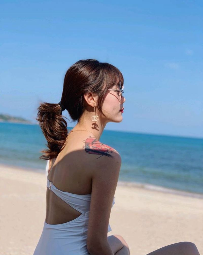 客照纹身图片_肩部水彩几何玫瑰遮盖纹身图案