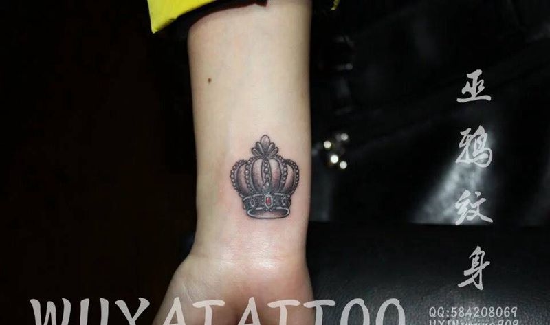 皇冠老鼠花英文字纹身图片_成品手臂手部脚部背部清新字符植物动物静物纹身图案