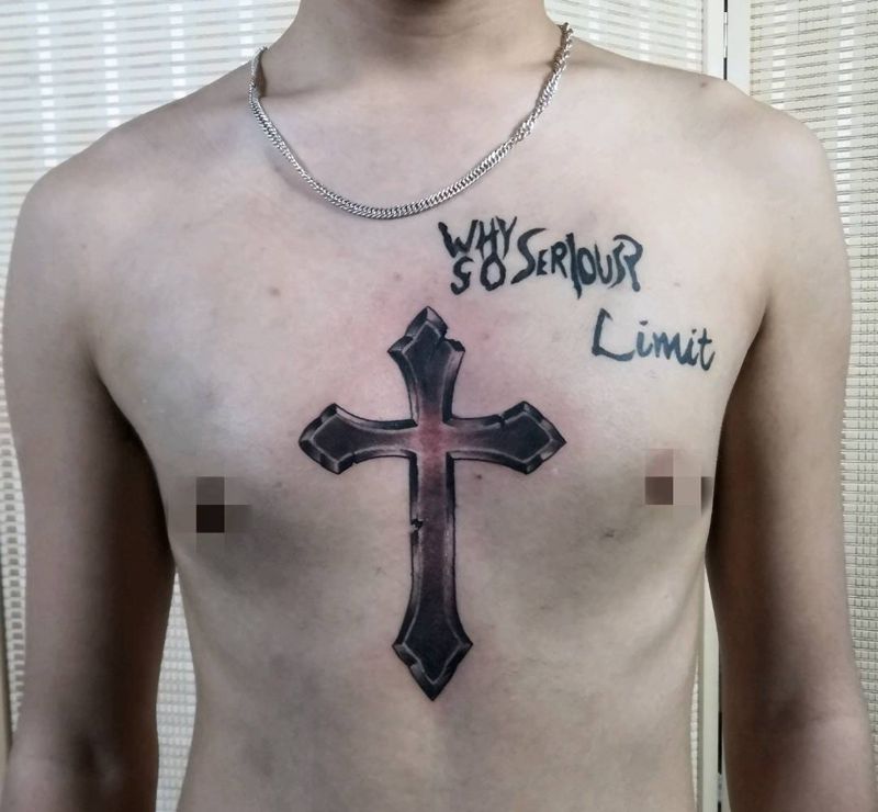 十字架纹身图片_胸部纹身图案