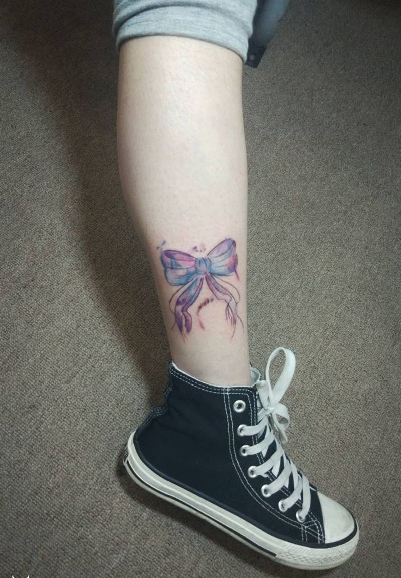 蝴蝶结纹身图片_腿部清新纹身图案