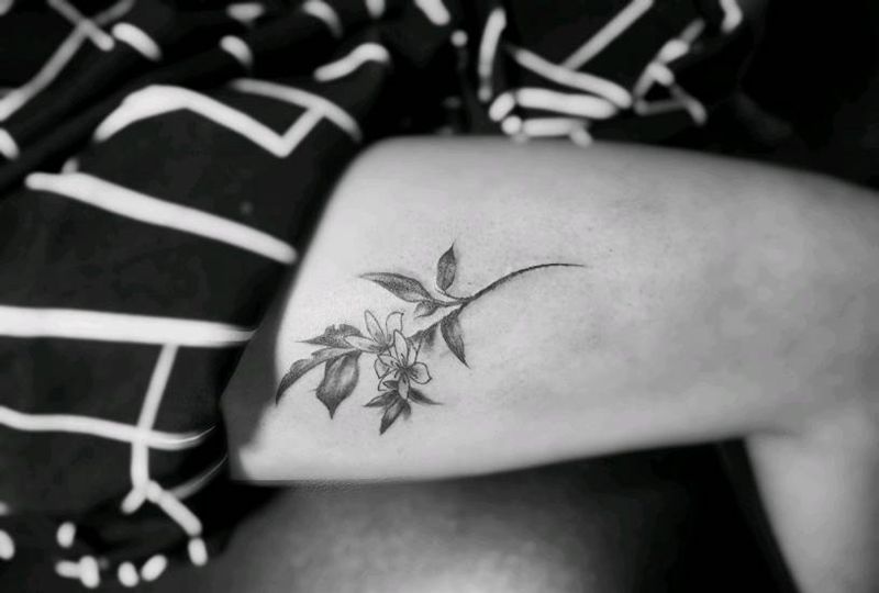 小素纹身图片_腿部纹身图案