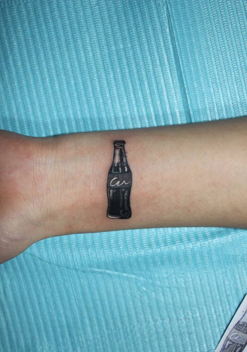 可乐 遮盖罗马数字纹身图片_手臂欧美写实点刺纹身图案