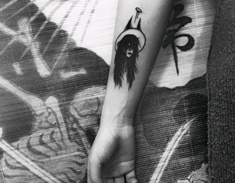 酷酷的小魔女纹身图片_手臂清新人物纹身图案