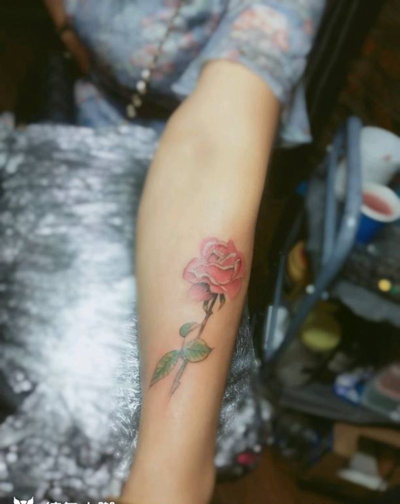 玫瑰纹身图片_手部纹身图案