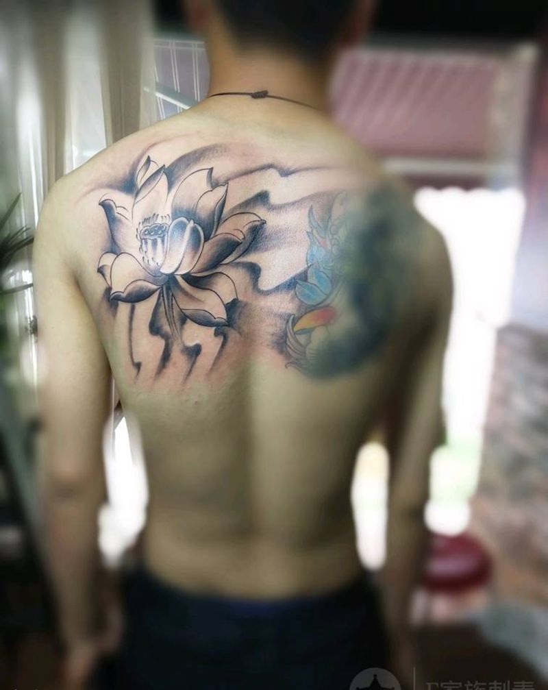 荷花纹身图片_背部纹身图案
