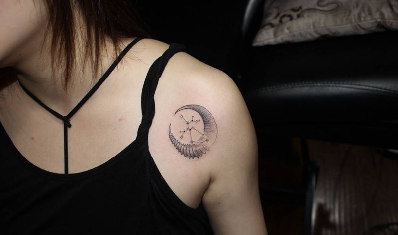 牛羊角月亮射手座日文纹身图片_成品肩部手臂欧美清新写实动物几何原创字符纹身图案