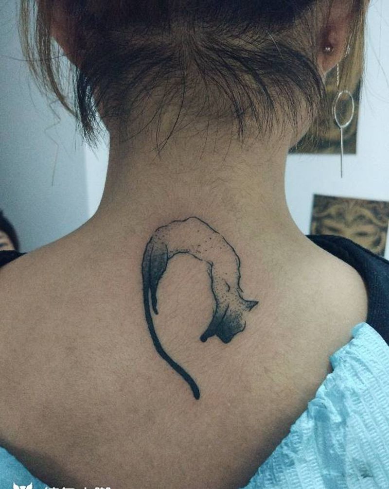 不一样的猫纹身图片_背部纹身图案