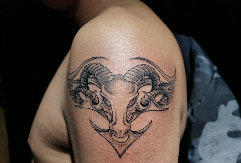 星座纹身图片_手臂点刺纹身图案