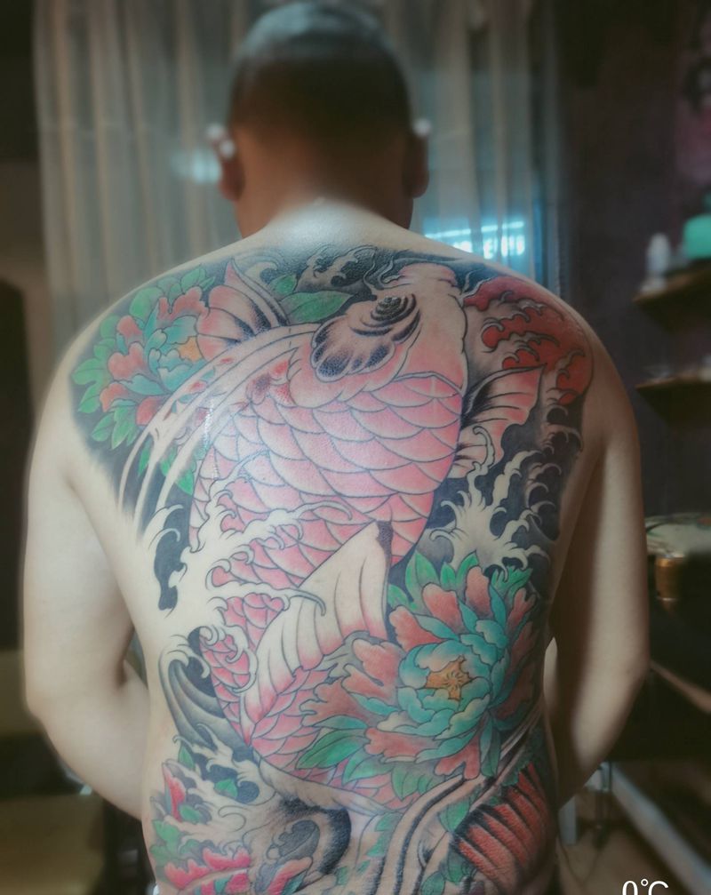 满背锦鲤纹身图片_背部纹身图案
