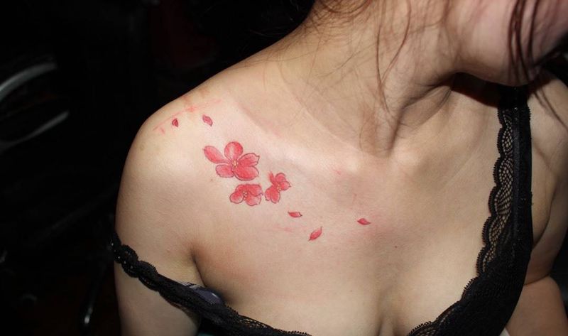 桃花纹身图片_胸部水彩水墨小清新纹身图案