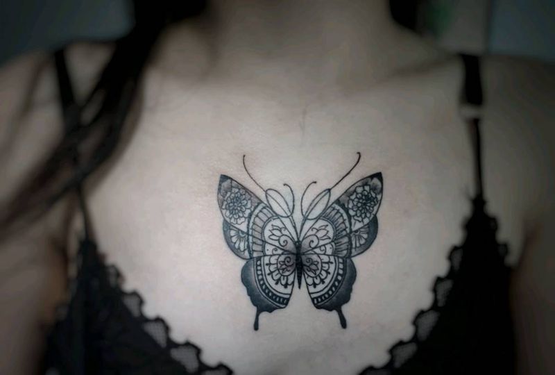 蝴蝶纹身图片_胸部纹身图案