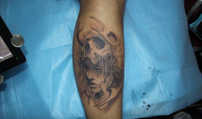 女部落纹身图片_腿部欧美写实水墨纹身图案