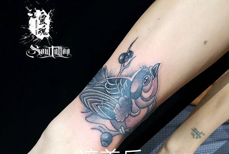 鸟纹身图片_手部水墨鸟 遮盖纹身图案