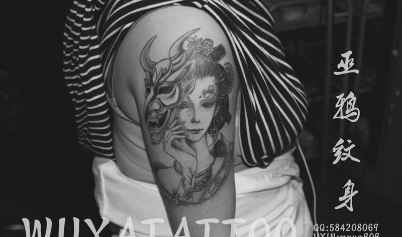 艺妓唇羽毛花纹身图片