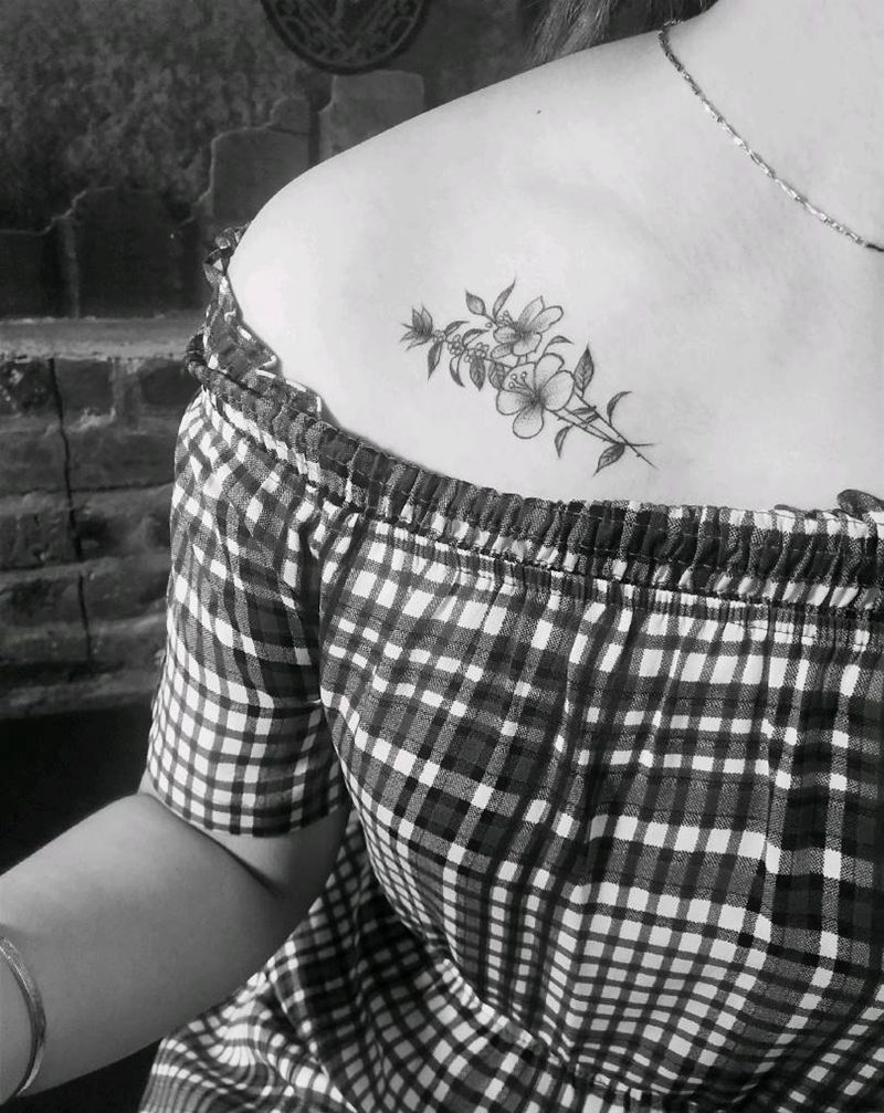 锁骨素花纹身图片_胸部纹身图案