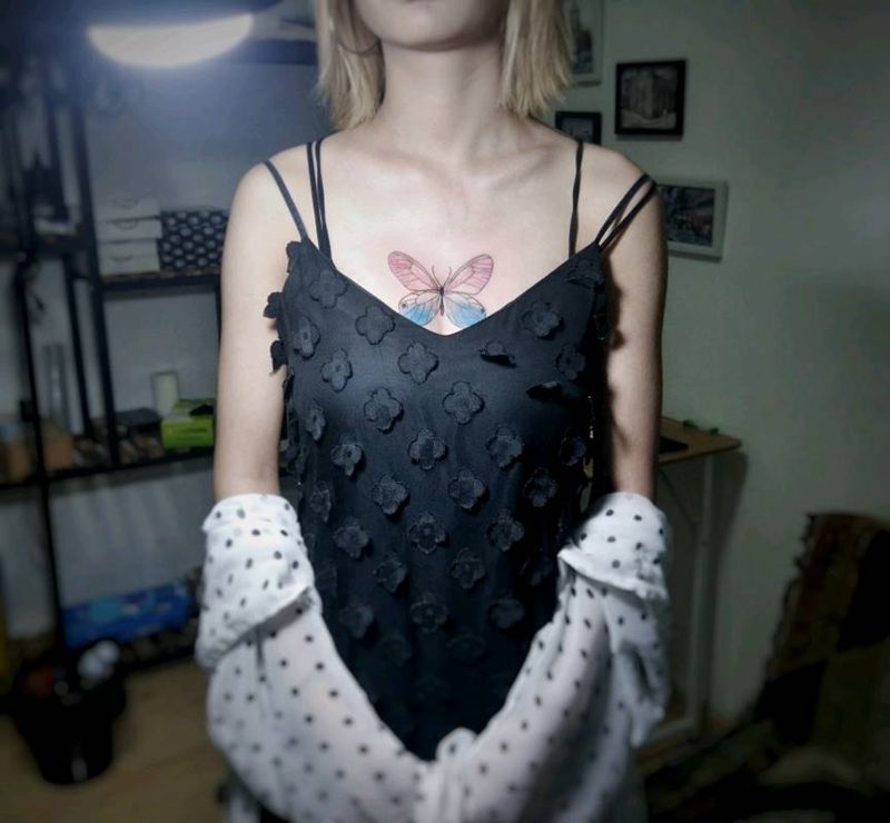 蝴蝶纹身图片_胸部纹身图案