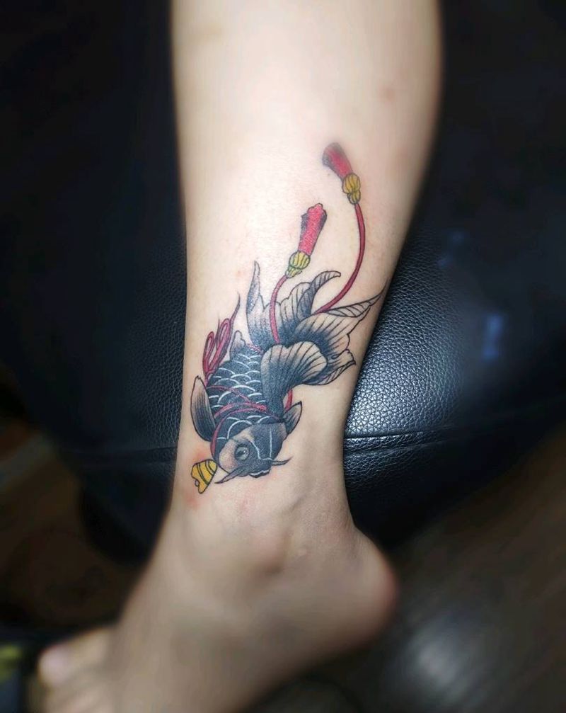 金鱼遮盖纹身图片_脚部纹身图案