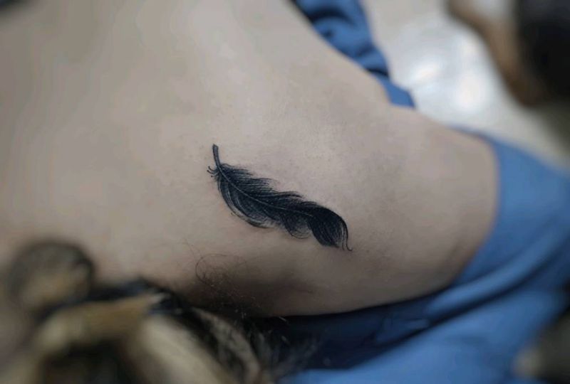 羽毛纹身图片_肩部老传统纹身图案