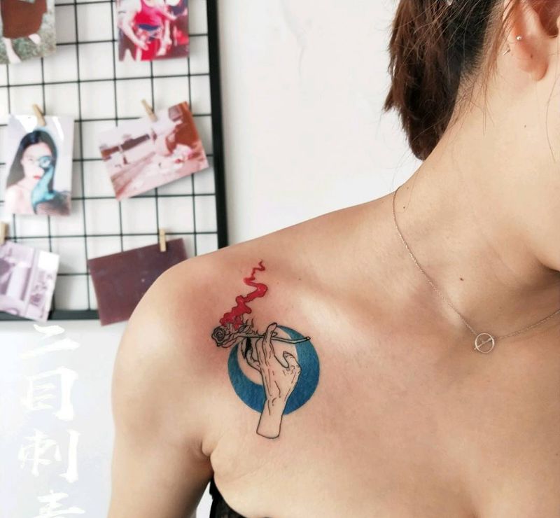 goodnight纹身图片_肩部胸部New School水彩月亮玫瑰手纹身图案