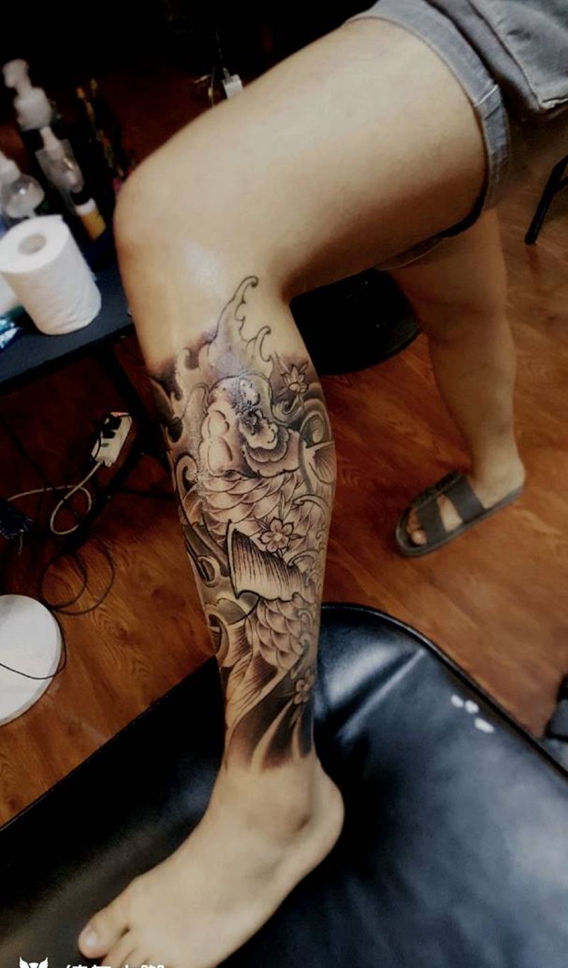 鲤鱼纹身图片_腿部脚部新传统老传统鱼荷花浪花纹身图案