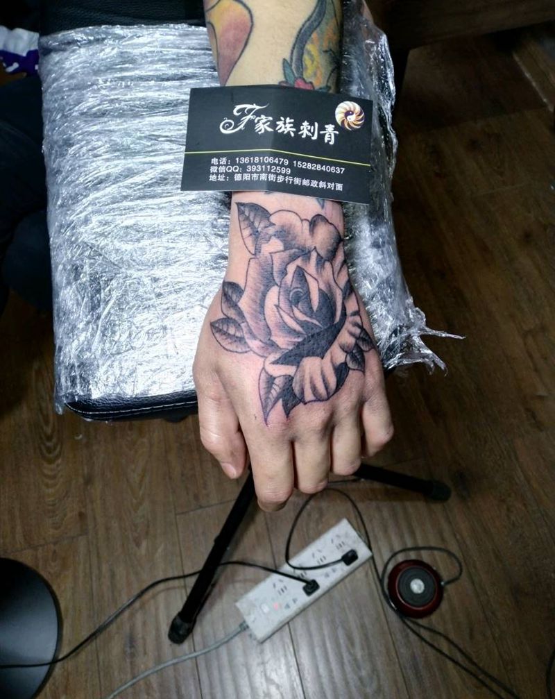 玫瑰纹身图片_手部纹身图案