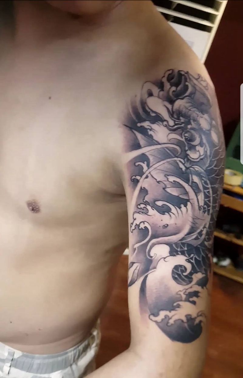 遮盖鱼纹身图片_肩部手臂新传统鱼遮盖纹身图案