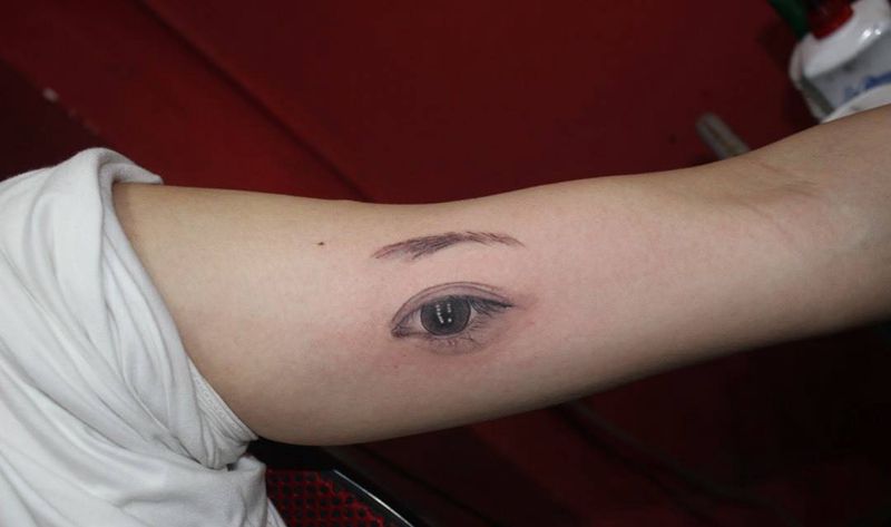 女友的眼纹身图片_手臂欧美写实点刺纹身图案