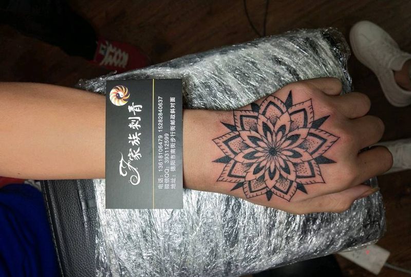 樊花纹身图片_手部纹身图案