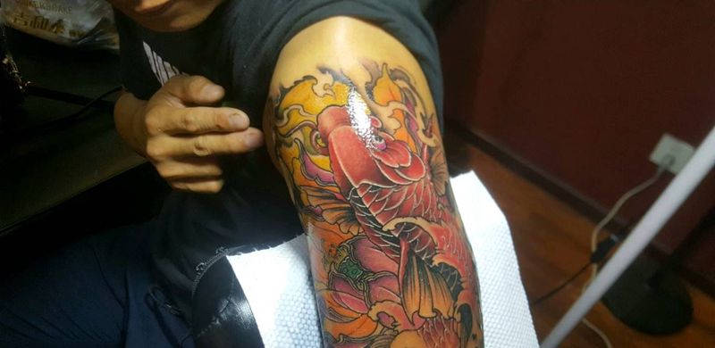 鱼纹身图片_肩部手臂新传统纹身图案