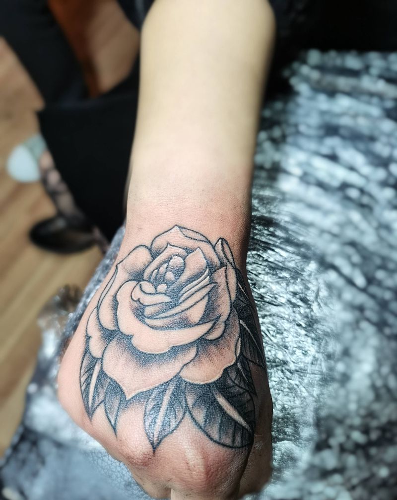 玫瑰花手纹身图片_手部纹身图案