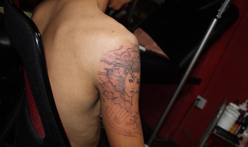 志永艺伎纹身图片_手臂新传统水墨纹身图案