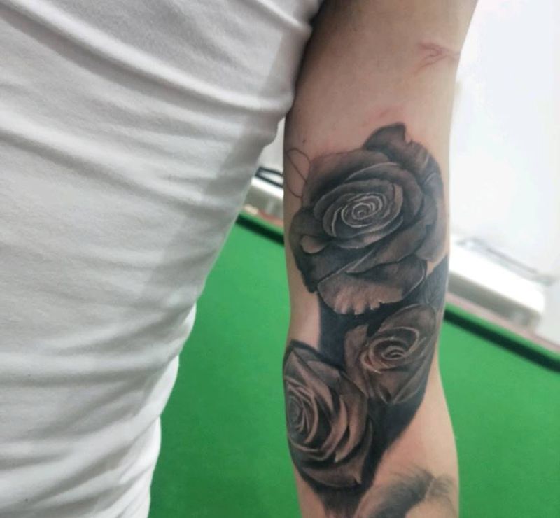 玫瑰纹身图片_手臂欧美写实纹身图案