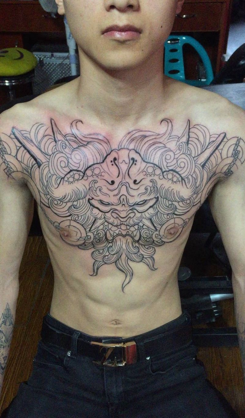 唐狮花胸线条纹身图片_胸部新传统纹身图案