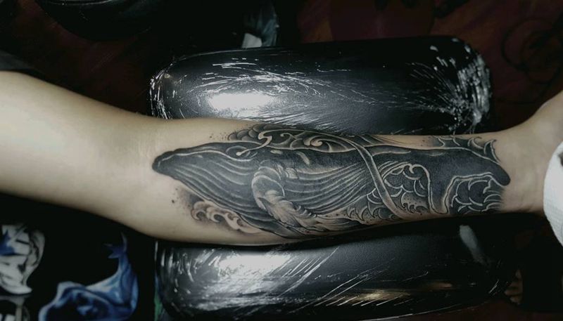 鲸鱼遮盖纹身图片_手臂老传统水墨鲸鱼浪花纹身图案