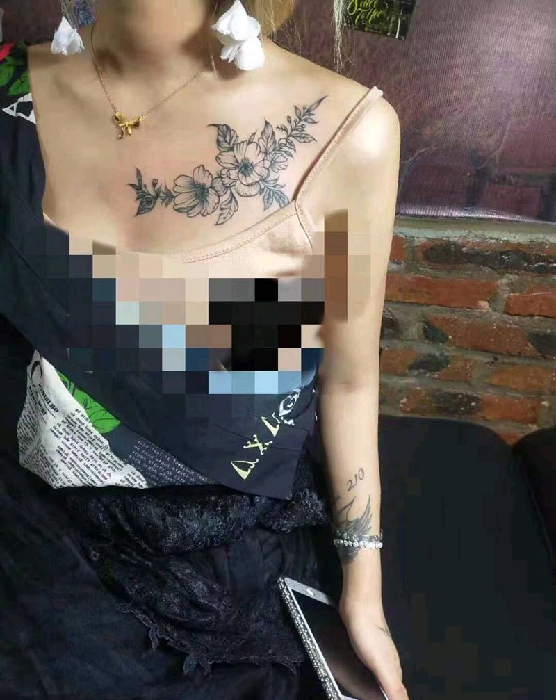 素花纹身图片_胸部纹身图案