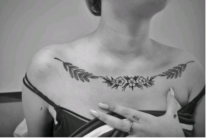 添加修改纹身图片_胸部Old School素花纹身图案