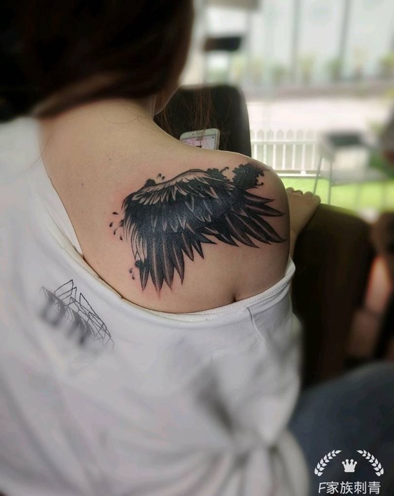 翅膀纹身图片_肩部纹身图案
