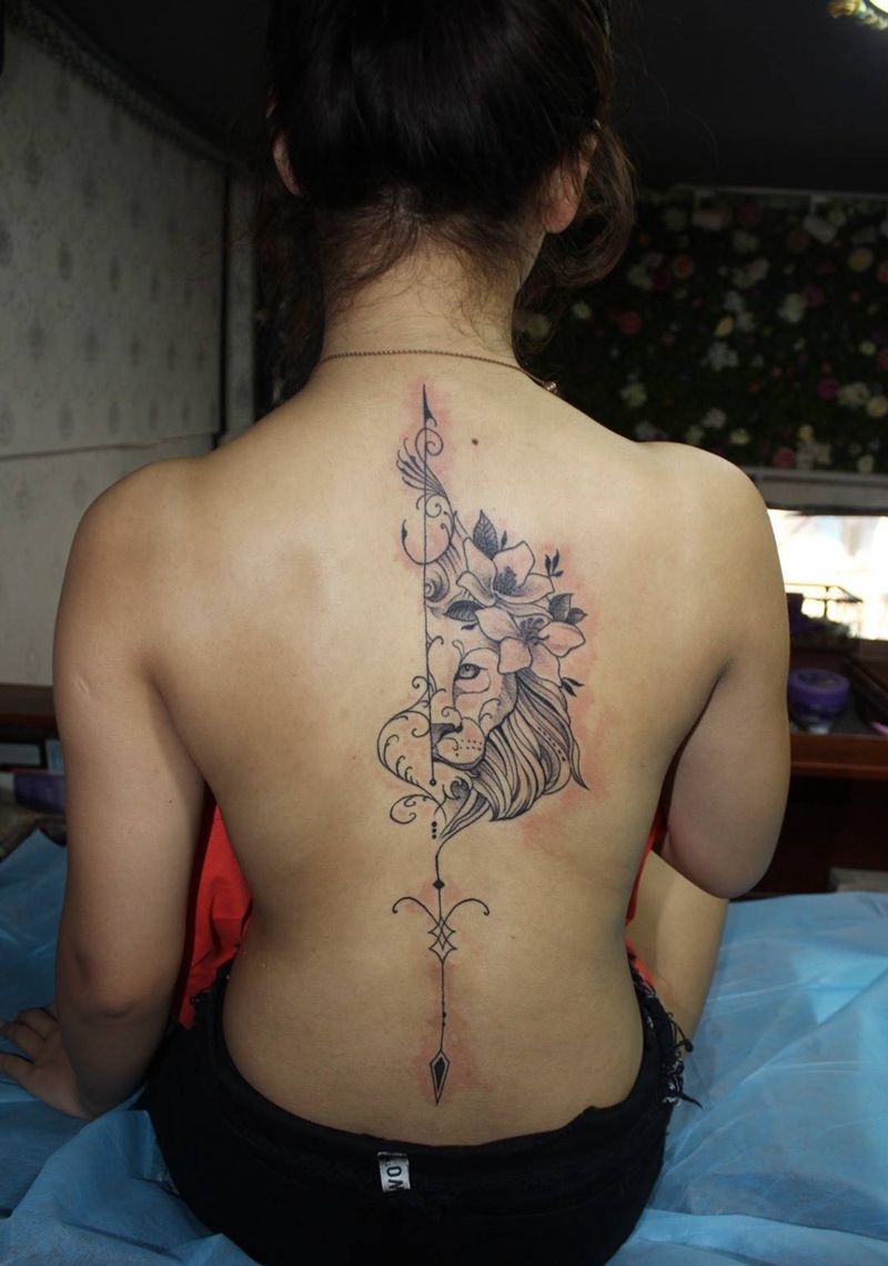 脊柱 狮子 花藤 点刺纹身图片