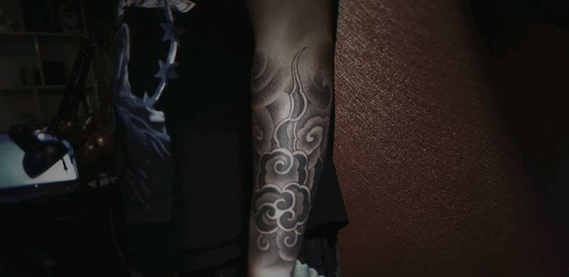 云纹身图片_手臂老传统点刺派大星祥云钱袋纹身图案