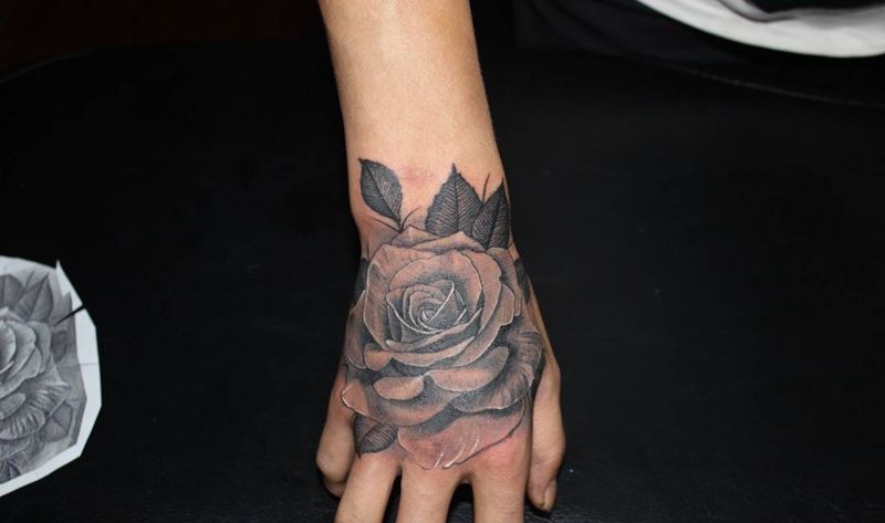 手背玫瑰纹身图片_手部欧美写实New School纹身图案