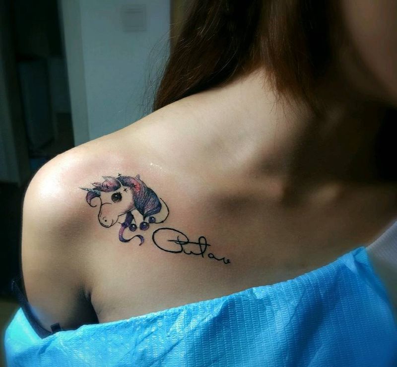 独角兽纹身图片_肩部清新动物纹身图案
