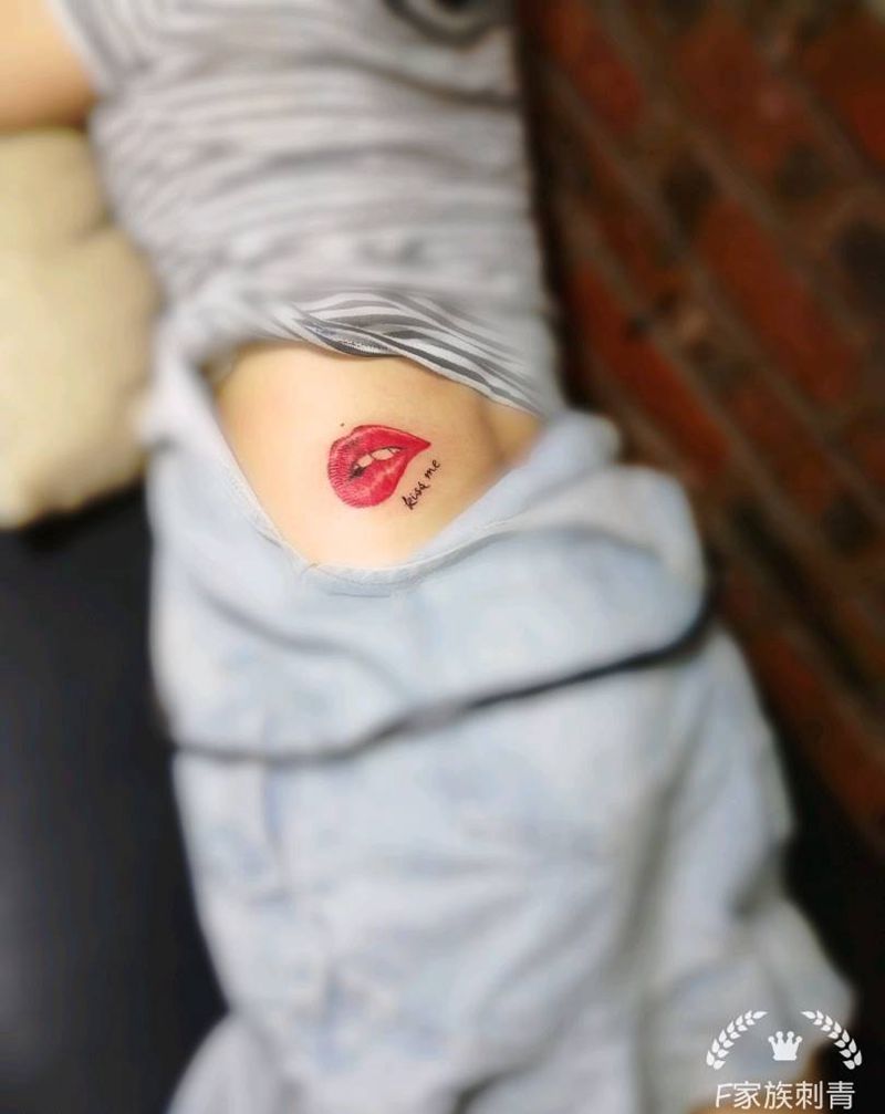 嘴唇纹身图片_腰部纹身图案