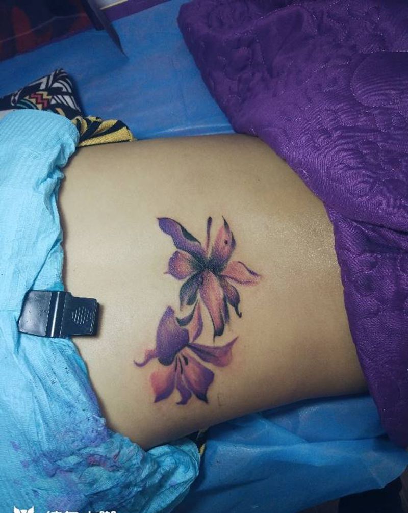 花纹身图片_背部清新纹身图案