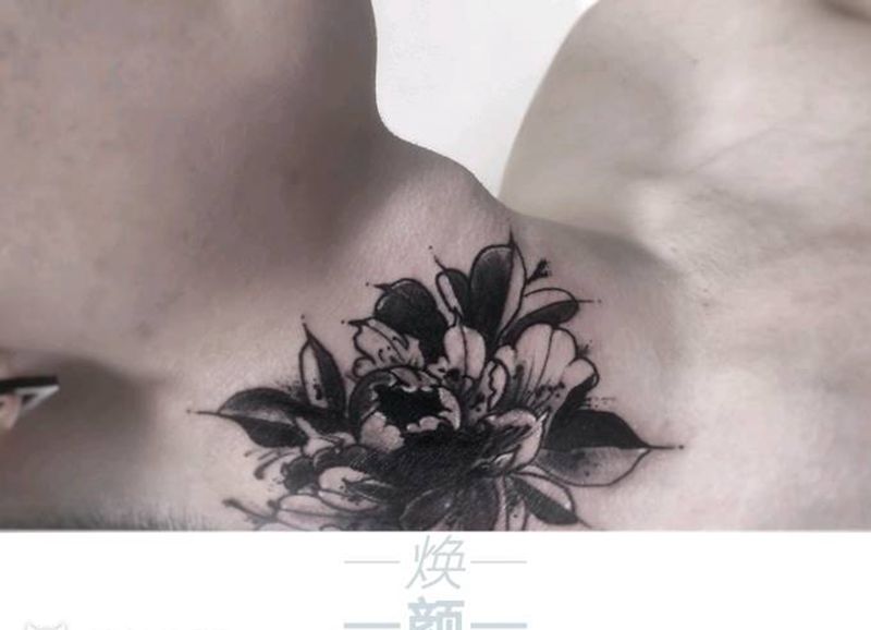 帅气小哥纹身图片_颈部纹身图案