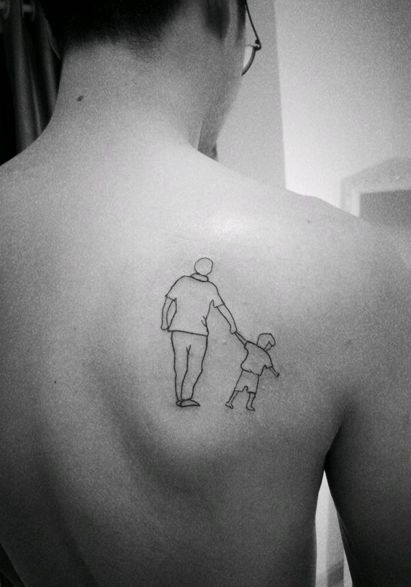 手拉手纹身图片_背部清新纹身图案