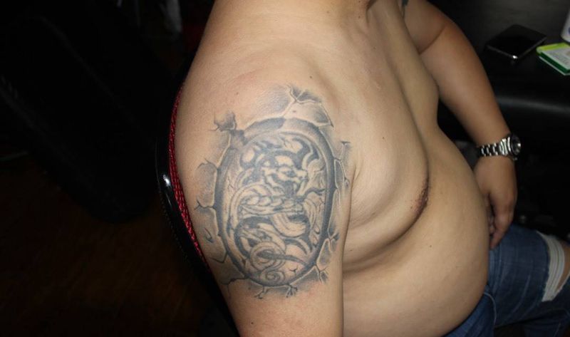 锦鲤遮盖纹身图片_手臂新传统水墨纹身图案